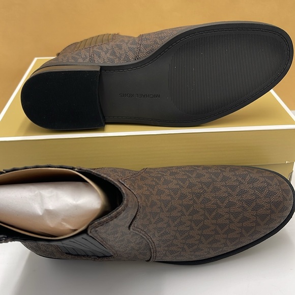 Michael Kors ELLA FLAT BOOTIE MK SIG SM
49F4ELFE5B
BROWN - Picture 3 of 16